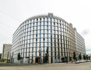 un gran edificio de oficinas con muchas ventanas en Holiday at Alexanderplatz Apartments, en Berlín