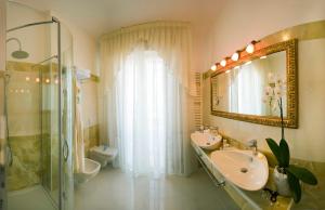Kylpyhuone majoituspaikassa Hotel Nord Est