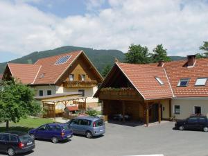 a group of cars parked in a parking lot at Hochfellner in Spielberg