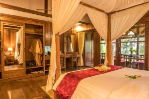 Tempat tidur dalam kamar di Ananda Ubud Resort