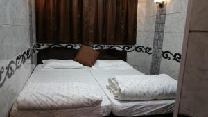 เตียงในห้องที่ Gold Sparrow Hotel