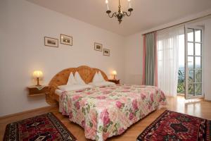 Rúm í herbergi á Gasthaus Hotel Höhenwirt