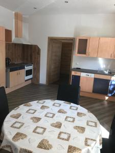 Zimmer mit einem Tisch und einer Küche in der Unterkunft Ferienwohnung Zeitler in Treuen