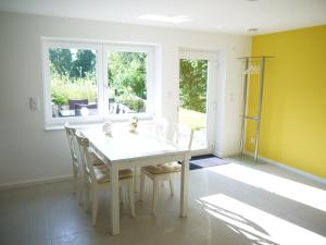 comedor con mesa blanca y sillas en Studio im Haus in Seenähe en Reinfeld