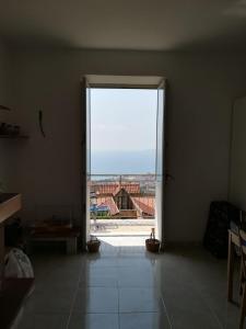 アシェーアにあるIl tramonto d'oro Monolocale Vacanzeの大きな窓のある部屋への開放ドア