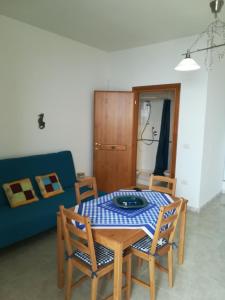 アシェーアにあるIl tramonto d'oro Monolocale Vacanzeのテーブル、椅子、ソファが備わる客室です。