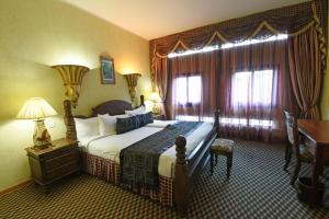 
Imperial Resort Beach Hotel tesisinde bir odada yatak veya yataklar
