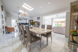 a kitchen and dining room with a table and chairs at Katolondonhaus in Mitcham