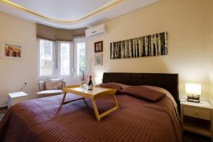 ein Schlafzimmer mit einem Bett und einem Tisch darauf in der Unterkunft Enjoy Belgrade in Belgrad