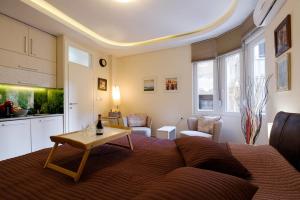 ein Wohnzimmer mit einem Bett und einem Tisch in der Unterkunft Enjoy Belgrade in Belgrad