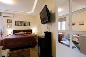 Ein Bett oder Betten in einem Zimmer der Unterkunft Enjoy Belgrade