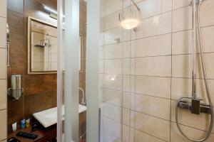 ein Badezimmer mit Dusche und Waschbecken in der Unterkunft Enjoy Belgrade in Belgrad + 37 Fotos