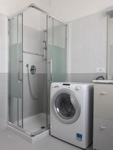 ヴィチェンツァにあるA Zonzoのバスルーム(シャワー付)の洗濯機が備わります。