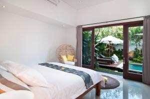 ケロボカンにある3BR Villa Erja - Minggu Villasのベッドルーム1室(ベッド1台付)が備わります。プールの景色を望めます。