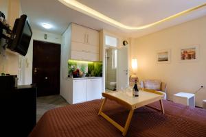 ein Wohnzimmer mit Tisch und Küche in der Unterkunft Enjoy Belgrade in Belgrad