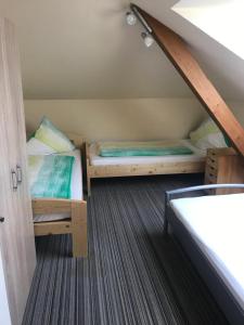 a room with two bunk beds in a attic at Ferienwohnung Zeitler in Treuen