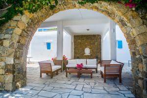 Uma área de estar em Aeri Villas & Apartments