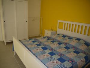 1 dormitorio con 1 cama con edredón en Studio im Haus in Seenähe en Reinfeld