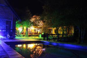 Bazén v ubytování Woodpecker Lodge B&B nebo v jeho okolí