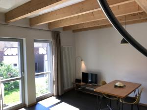 a living room with a table and a window at Blackbird´s Nest in Wiesenbronn
