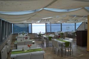 ein Restaurant mit Tischen und Stühlen unter einem Zelt in der Unterkunft Hotel Deniz Eceabat in Eceabat