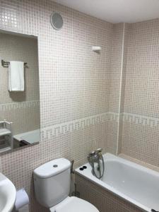 コティージョにあるLa Marinera 37のトイレ、浴槽、洗面台を備えたバスルーム +30枚の写真