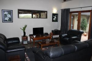 TV a/nebo společenská místnost v ubytování Woodpecker Lodge B&B