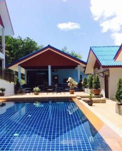 una piscina frente a una casa en Sawasdee Home Stay Resort & Pool, en Khao Lak
