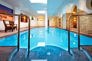 The swimming pool at or close to Hotel Tauernhof