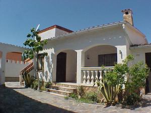 エンプリアブラバにある010 Segre casa con piscina y amarreの白い家