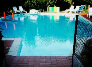 Bazén v ubytování Agriturismo La Praduscella nebo v jeho okolí