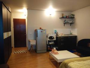 Kuchyň nebo kuchyňský kout v ubytování Renovate Room Near Impact