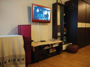 TV a/nebo společenská místnost v ubytování Renovate Room Near Impact