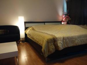 Postel nebo postele na pokoji v ubytování Renovate Room Near Impact