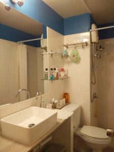 Ban Bang Phang的住宿－因帕科特附近翻新客房公寓，浴室配有白色水槽和卫生间。