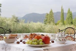 een tafel met borden met voedsel op een tafel bij Villa indipendente a pochi passi dal lago in San Felice del Benaco