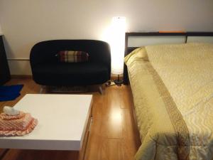 Postel nebo postele na pokoji v ubytování Renovate Room Near Impact