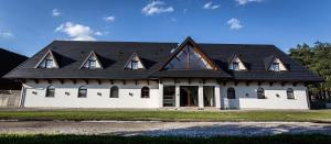 Noclegi Gawra في كيبنو: منزل أبيض كبير على سقف أسود
