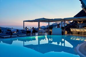 Canaves Oia Suites - Small Luxury Hotels of the World内部或周边的泳池