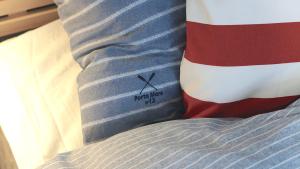 una almohada con bandera americana en una cama en Porta Mare No12 en Dziwnówek