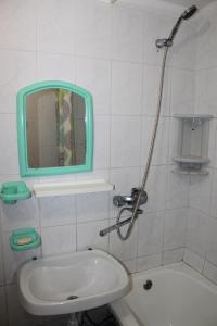 ラザレフスコエにあるApartment on Pobedy streetのバスルーム(シンク、鏡、シャワー付)