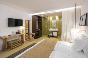 a hotel room with a bed and a bathroom at Lagos Avenida Hotel in Lagos