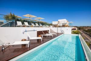 Poolen vid eller i närheten av Lagos Avenida Hotel