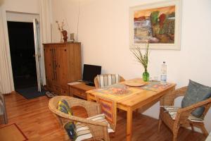 Kunsthaus Kurgan في بوتسدام: غرفة طعام مع طاولة وكراسي خشبية