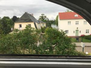 Blick auf ein Haus aus dem Fenster in der Unterkunft Kunsthaus Kurgan in Potsdam