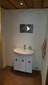 baño con lavabo y papel en la pared en Järva Jahindusklubi HOSTEL, en Paide