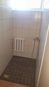 y baño con ducha y 2 toallas blancas. en Järva Jahindusklubi HOSTEL, en Paide