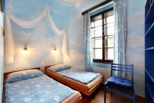 Ліжко або ліжка в номері Hostel Merlin
