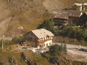 una vista aérea de un gran edificio en una colina en Gîte Le Rocher, en La Grave