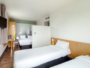 Katil atau katil-katil dalam bilik di B&B HOTEL Rouen Saint-Étienne-du-Rouvray